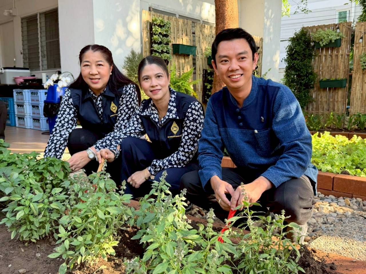 พช.เชียงดาว : ร่วมกิจกรรม ผู้ว่าฯเชียงใหม่ เปิดจวน เชิญชวน “ปลูกผักสวนครัวเพื่อสร้างความมั่นคงทางอาหาร”